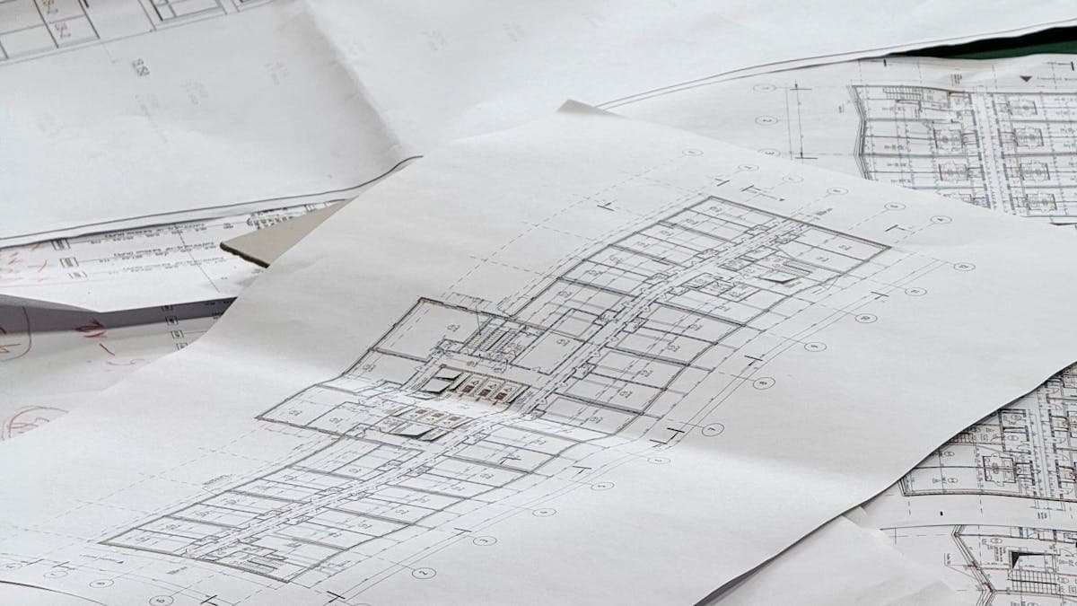 Șantier de construcții cu materiale organizate — cărămizi și saci de ciment