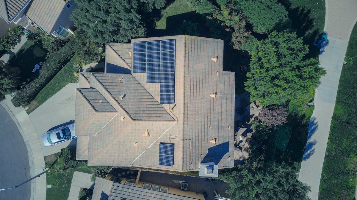 Panouri fotovoltaice instalate pe acoperișul unei case rezidențiale