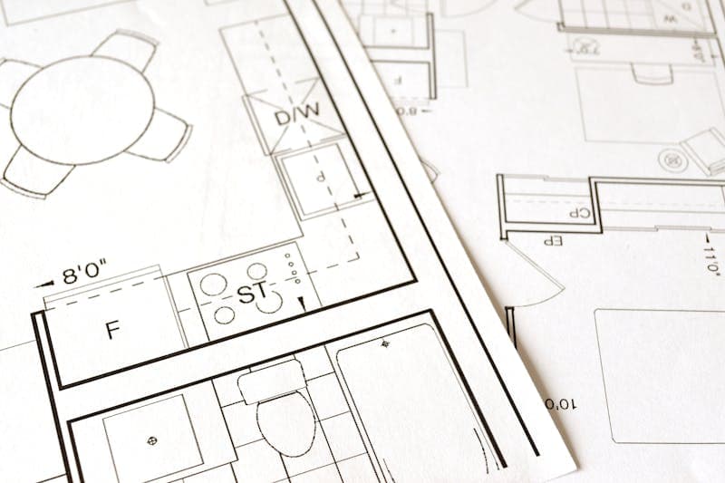 Arhitect care studiază un plan urbanistic cu riglă și marker