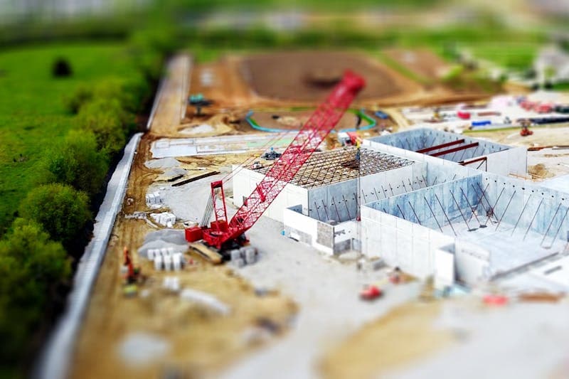 Casă aflată în construcție la stadiul de structură — cadru de beton vizibil