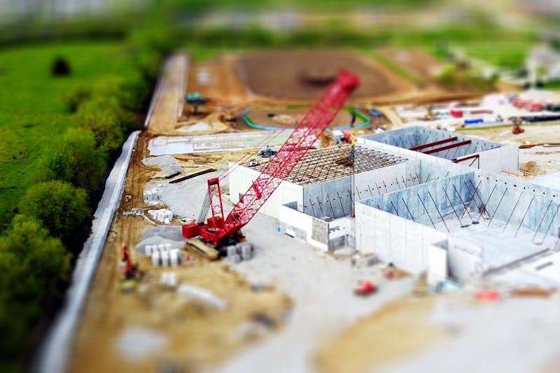 Casă aflată în construcție la stadiul de structură — cadru de beton vizibil