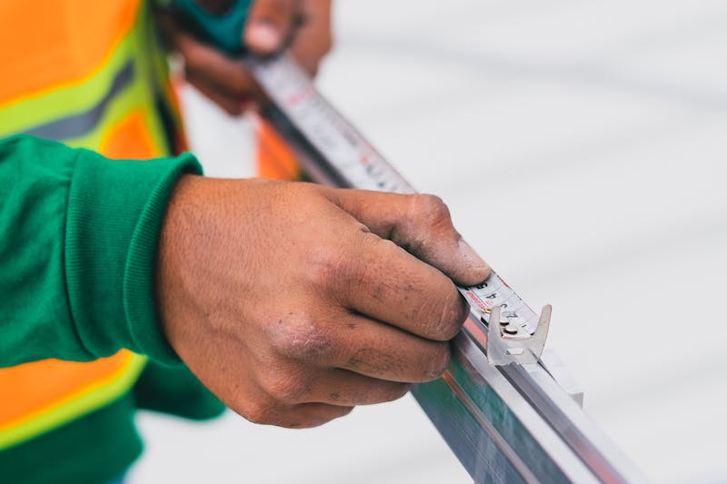 Armătură metalică și cofraje pentru beton armat pe un șantier de construcții