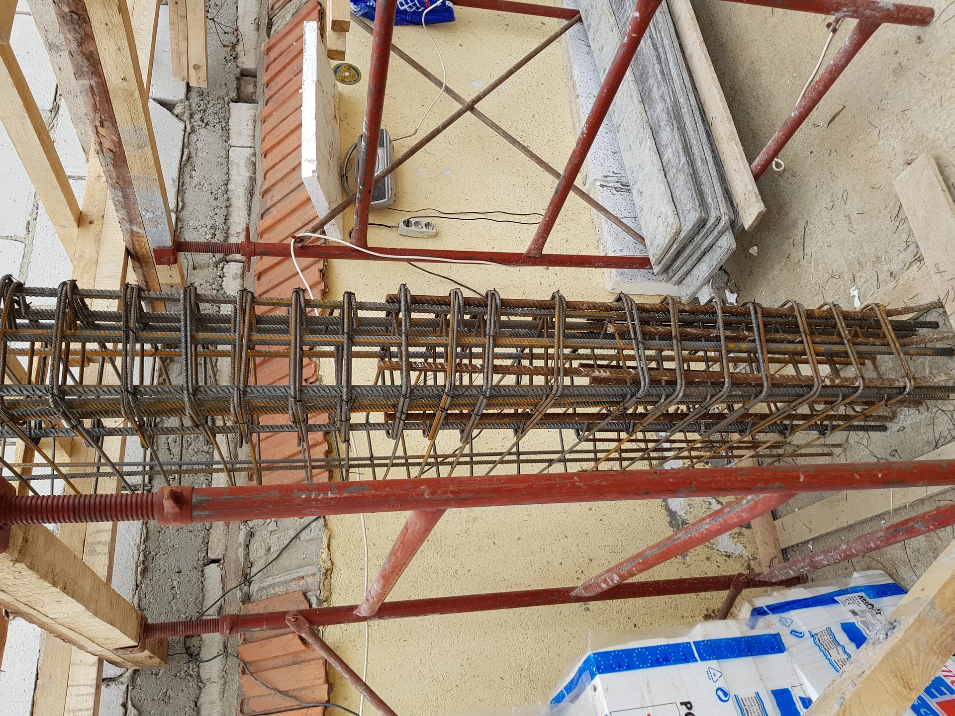 La Roșu — Stâlpi, Plăci și Structura - foto 1