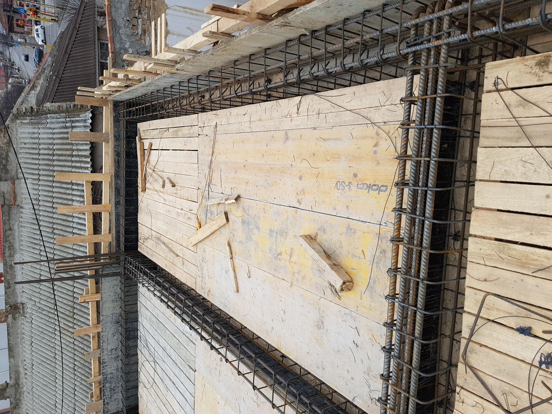 La Roșu — Stâlpi, Plăci și Structura - foto 2